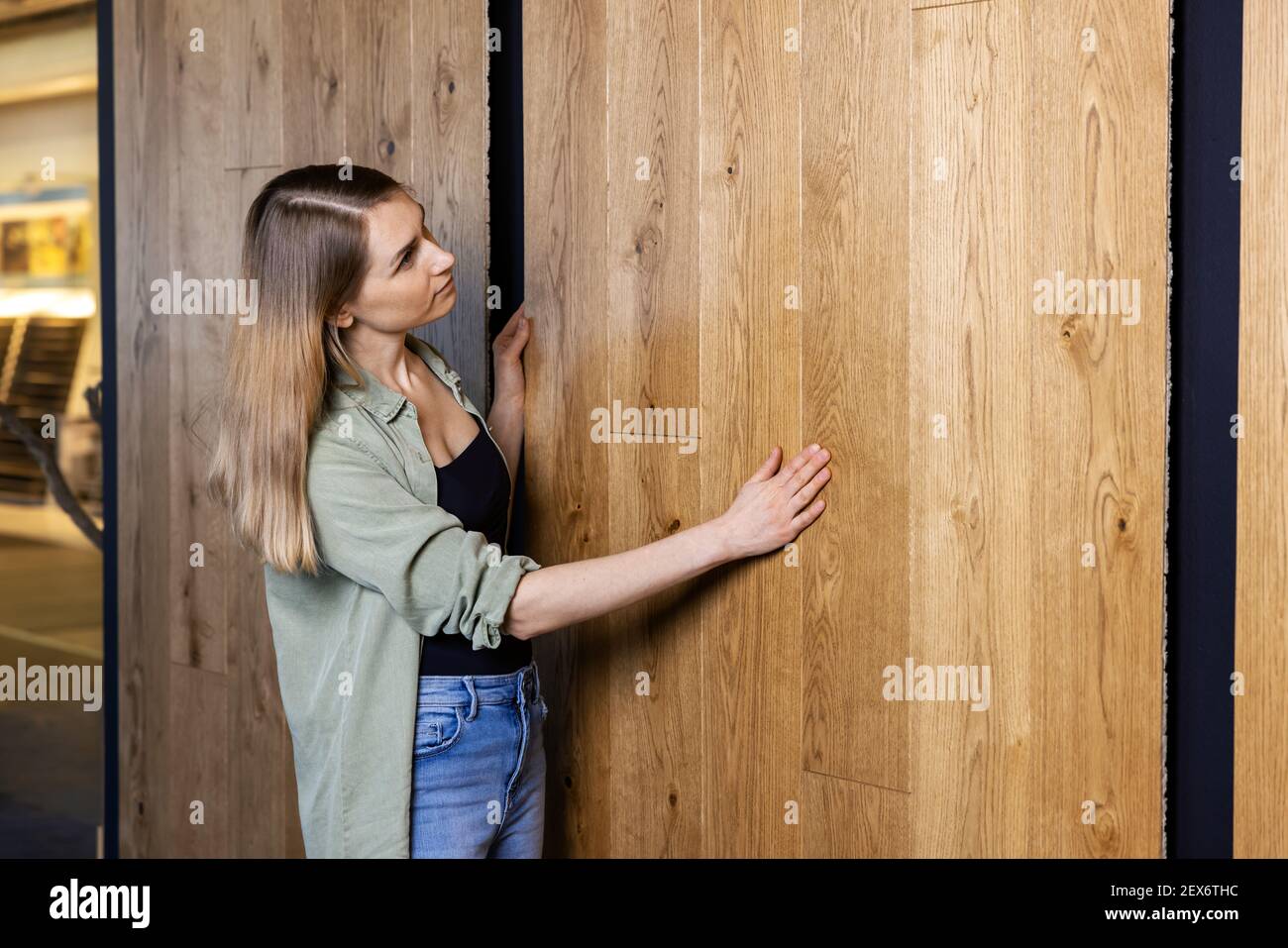 Junge Frau, die Materialien für ihr neues Zuhause im Innenraum wählt Designgeschäft Stockfoto