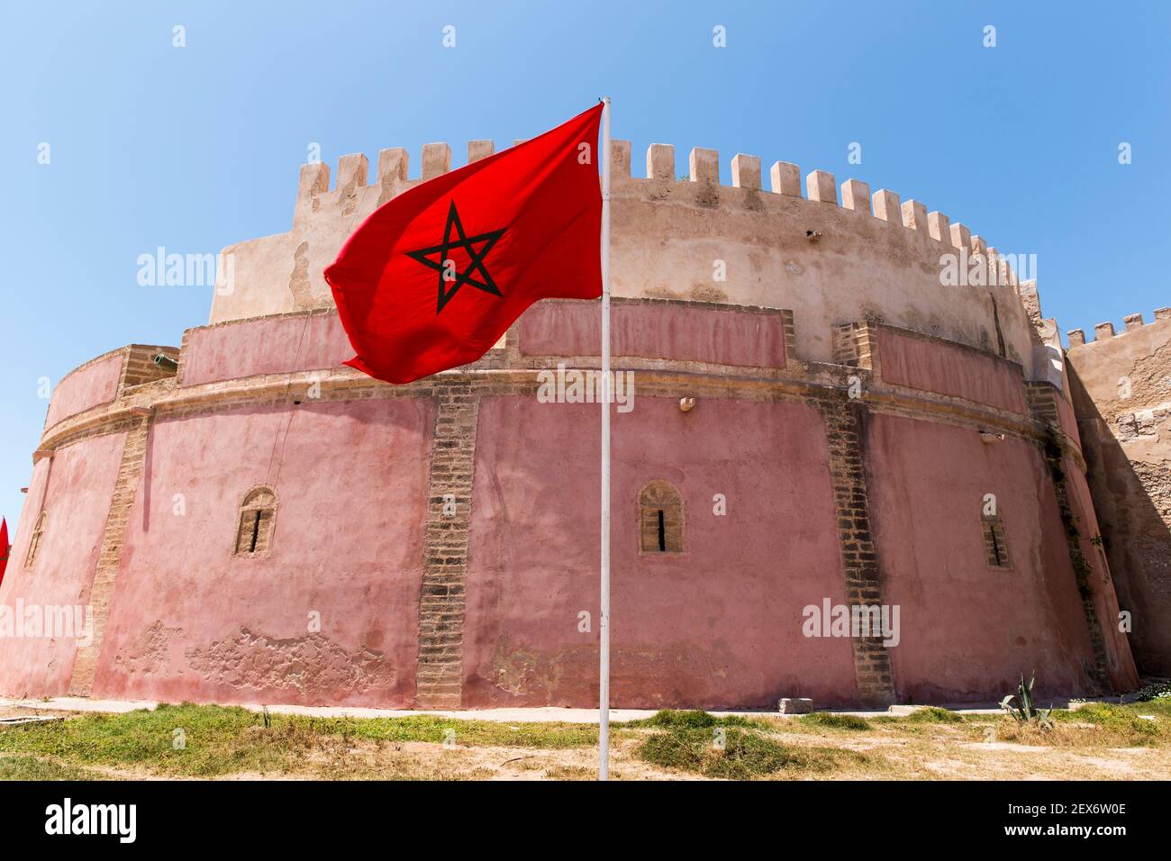Marokko, Essaouira, die Südbastion und die Landesflagge Marokkos Stockfoto