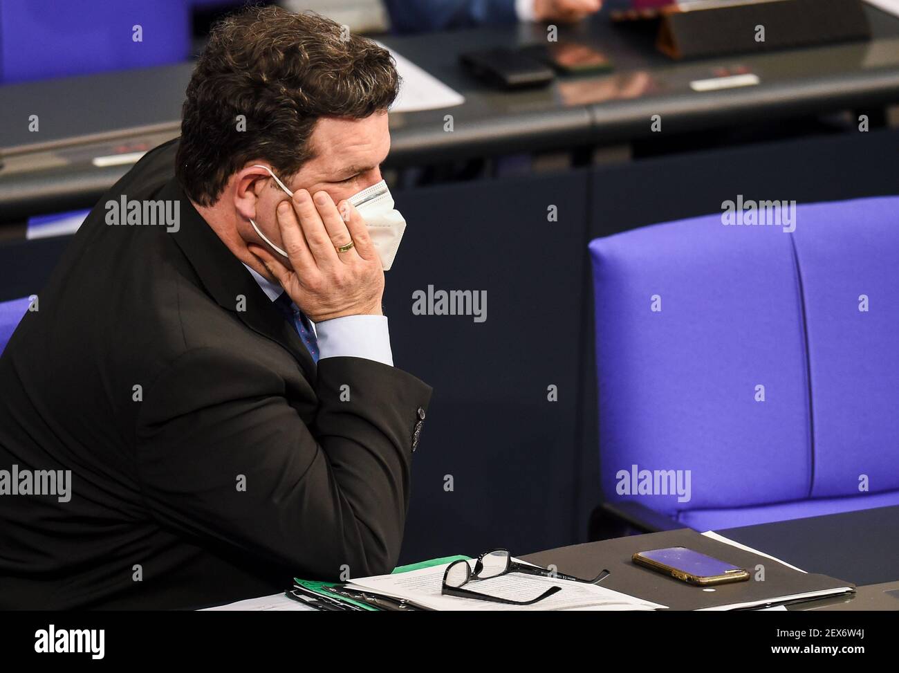 Berlin, Deutschland. März 2021, 04th. Hubertus Heil (SPD), Bundesminister für Arbeit und Soziales, folgt der Debatte auf der Bundestag-Sitzung 215th. Themen sind die epidemische Situation von nationaler Tragweite und die Auswirkungen der Sperrung auf die Wirtschaft. Quelle: Kira Hofmann/dpa-Zentralbild/dpa/Alamy Live News Stockfoto