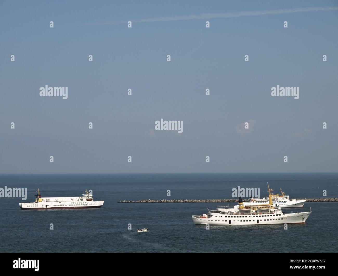 Kreuzfahrtschiffe in den Straßen von Helgoland, Deutschland Stockfoto