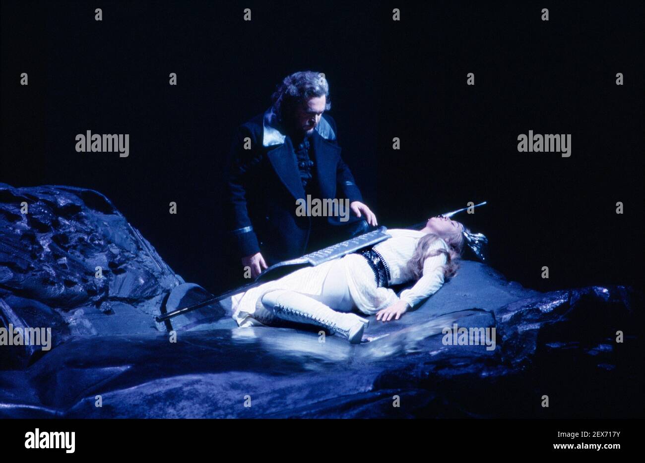 Schild auf seine schlafende Tochter setzen: Anthony Raffell (Wotan), Linda Esther Gray (Brunnhilde) in DER WALKÜRE von Wagner an der English National Opera (ENO), London Coliseum 22/10/1983 Leitung: Mark Elder Gestaltung: Maria Bjornson Regie: David Pountney Stockfoto