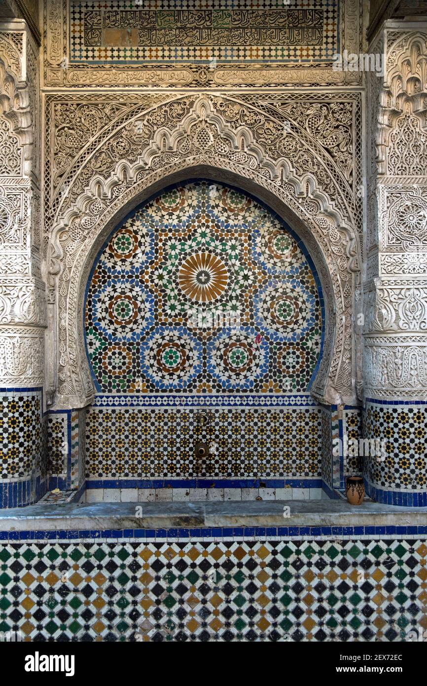 Marokko, Fez, Gemeinschaftsbrunnen, schöne Fliesenarbeiten Stockfoto