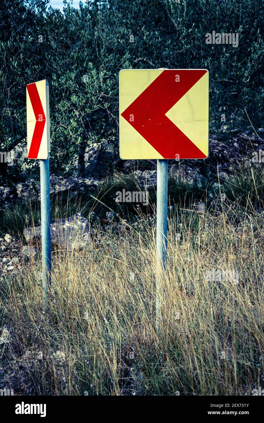 Verwirrende Straßenschilder, Insel Iz, Kroatien Stockfoto