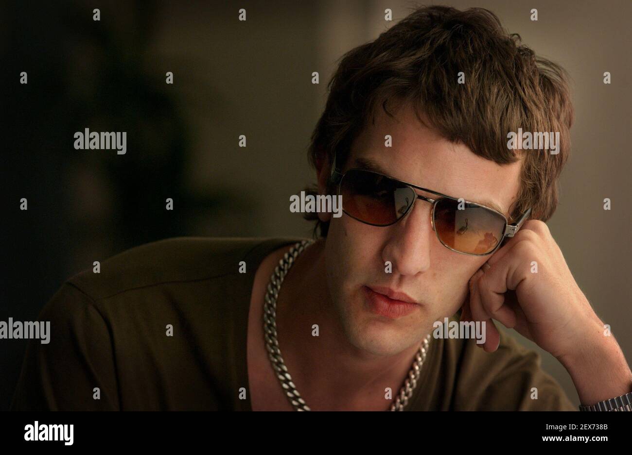 RICHARD ASHCROFT IN SEINER GARDEROBE IM ROYAL ALBERT HALL,27/3/03 PILSTON  Stockfotografie - Alamy