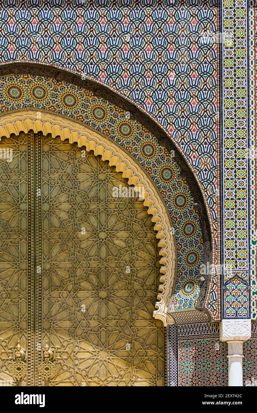 Marokko, Fez, dar el-Makhzen, Außenansicht des königlichen Palastes in Fez, maurische Architektur mit Messingtüren mit geometrischen Mustern Stockfoto