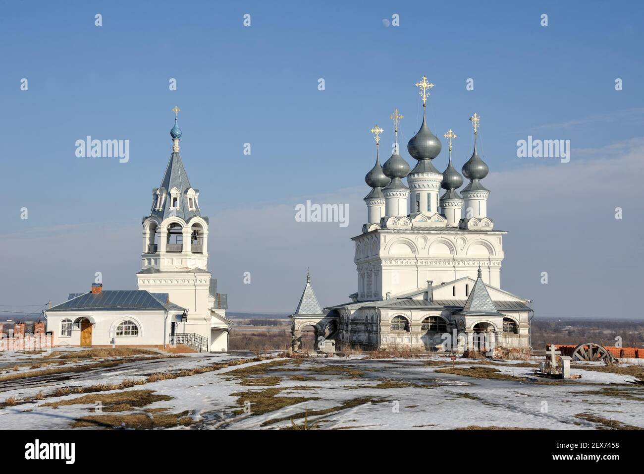 = Ensemble des Auferstehungskonvents im Frühjahr = Blick auf das architektonische Ensemble des Auferstehungsklosters in Murom auf einem schönen sonnigen Stockfoto