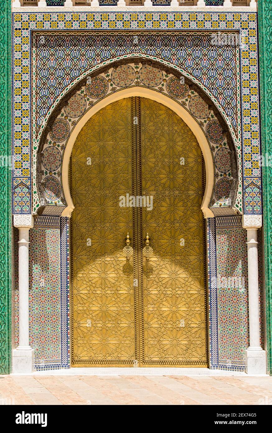 Marokko, Fez, dar el-Makhzen, Außenansicht des königlichen Palastes in Fez, maurische Architektur mit Messingtüren mit geometrischen Mustern Stockfoto