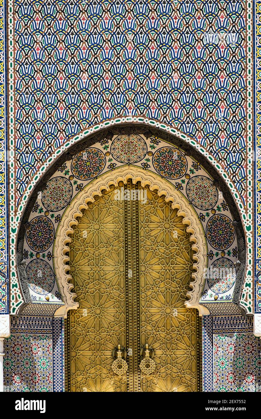 Marokko, Fez, dar el-Makhzen, Außenansicht des königlichen Palastes in Fez, maurische Architektur mit Messingtüren mit geometrischen Mustern Stockfoto