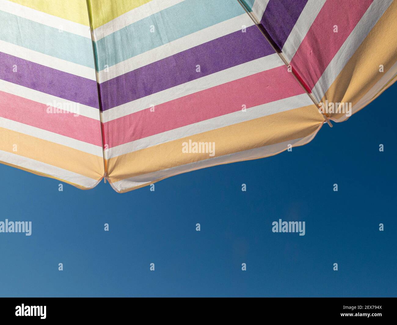 Sonnenschirm im Sommer von spanien mit mehrfarbigen Ein blauer Himmel Stockfoto