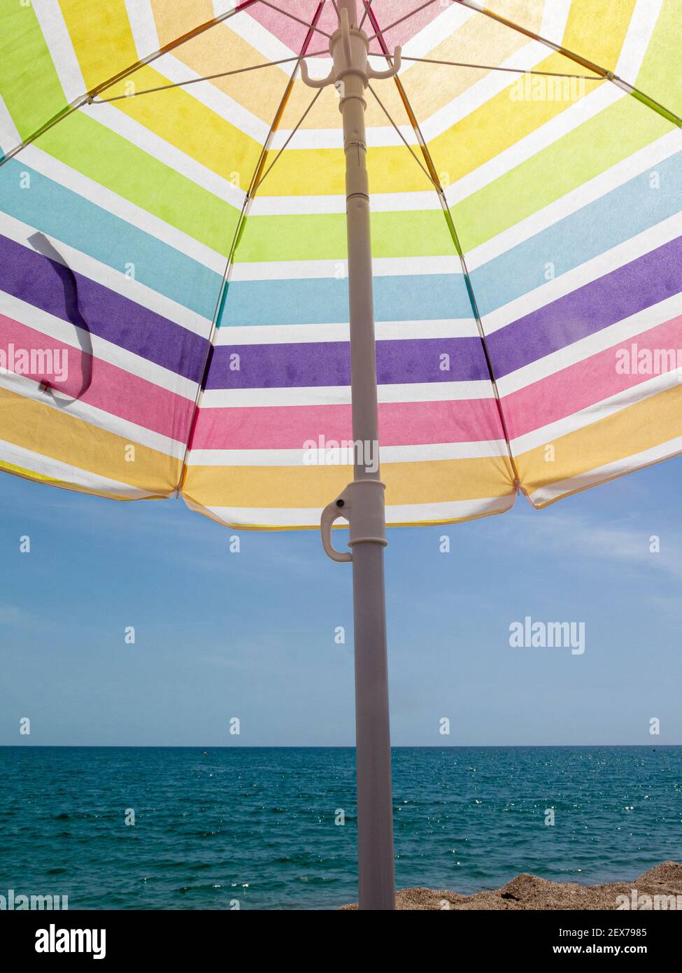 Sonnenschirm im Sommer von spanien mit mehrfarbigen Ein blauer Himmel Stockfoto