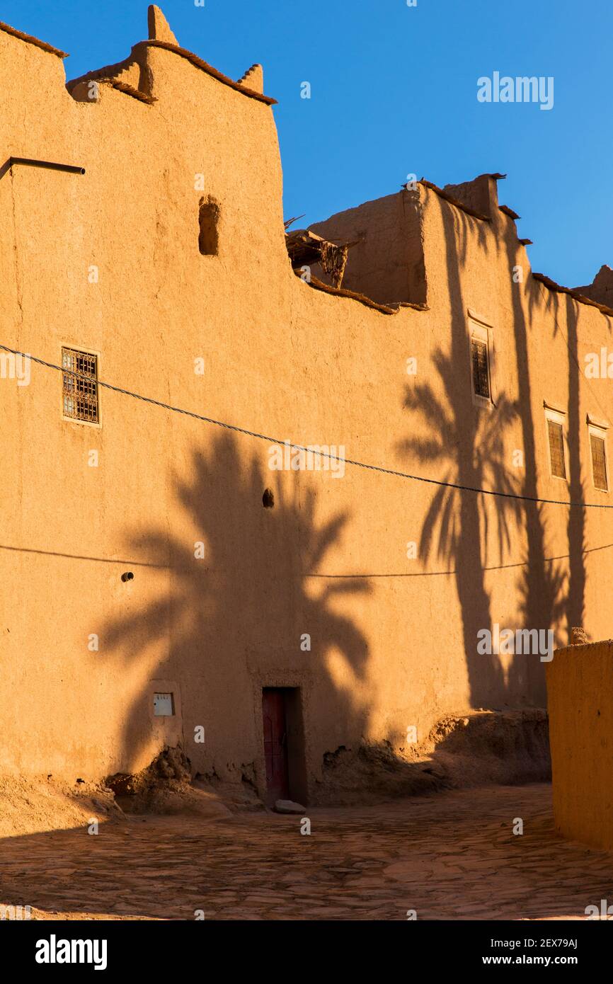 Marokko, Tinejdad, Todra-Tal, Ksar El Khorbat, ist ein Dorf von befestigten Mauern aus Boden, mit einem oder mehreren monumentalen Eingänge Stockfoto