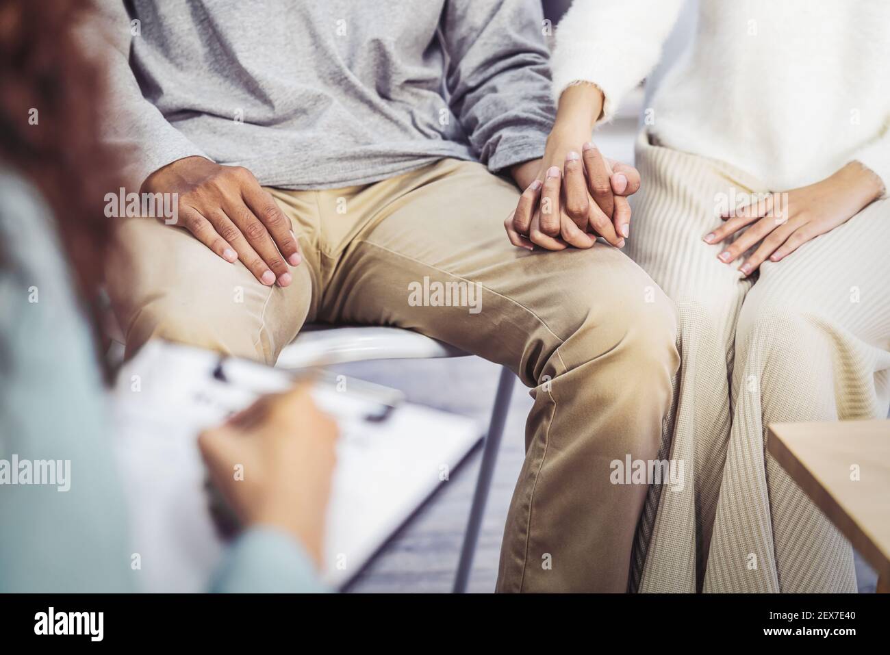 Psychologe Paar Konzept, Closeup Asiatische junge Liebhaber halten Hand zusammen, wenn sie für ihr Problem zu Coaching sprechen Stockfoto