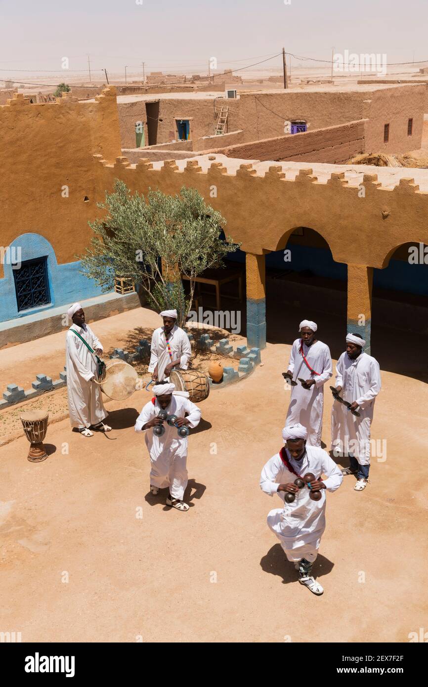 Marokko, Merzouga, Portrait des Gnaoua-Musikers, mischt klassischen islamischen Sufismus mit vorislamischen afrikanischen Traditionen, ob lokal oder südlich der Sahara. Stockfoto
