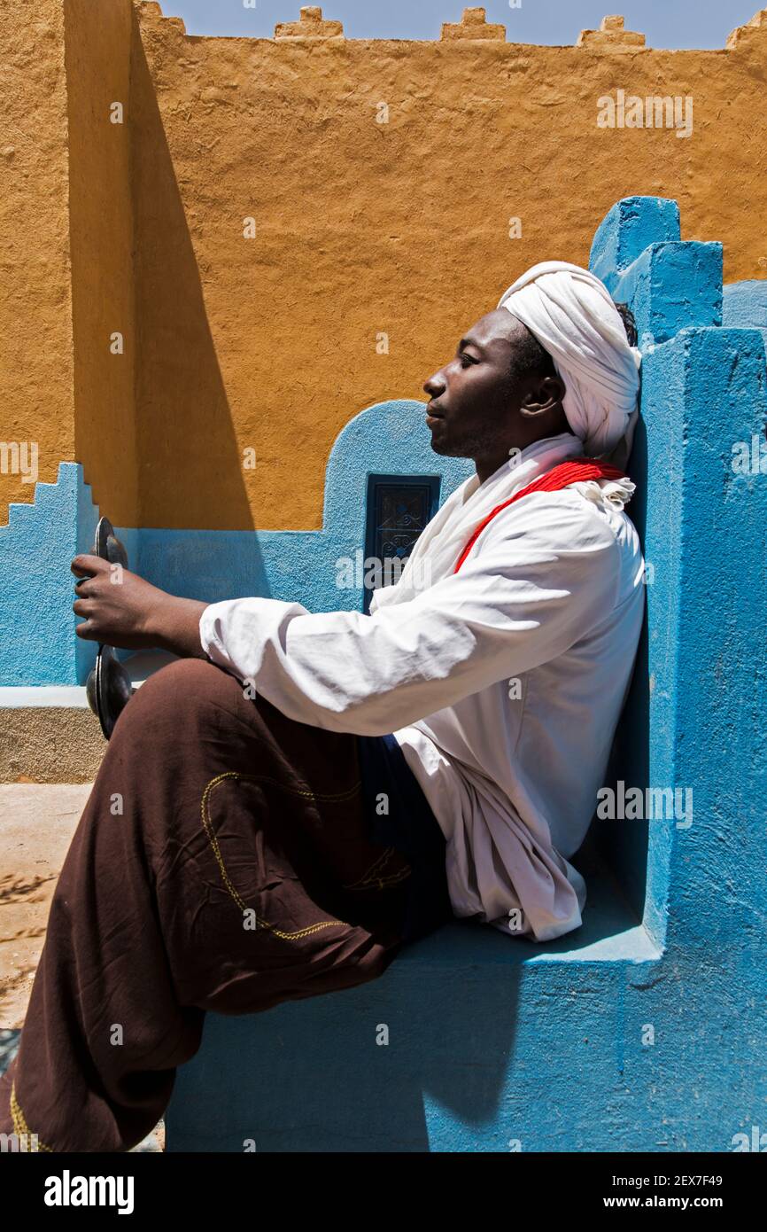 Marokko, Merzouga, Portrait des Gnaoua-Musikers, mischt klassischen islamischen Sufismus mit vorislamischen afrikanischen Traditionen, ob lokal oder südlich der Sahara. Stockfoto