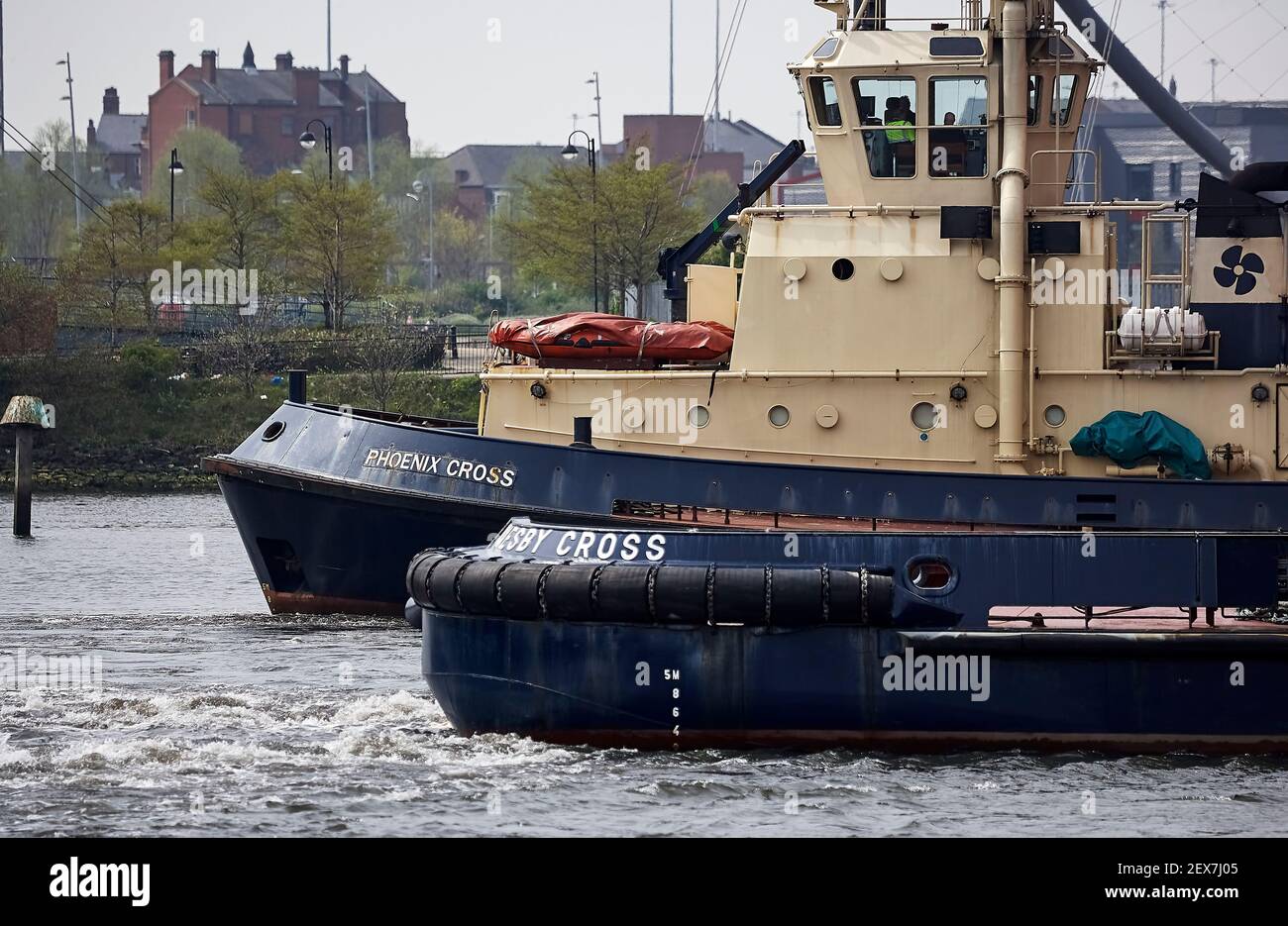 Zwei Schlepper, Seite an Seite in Nahaufnahme auf dem River Tees, Teesport freeport. Großbritannien Alle Rechte vorbehalten Stockfoto