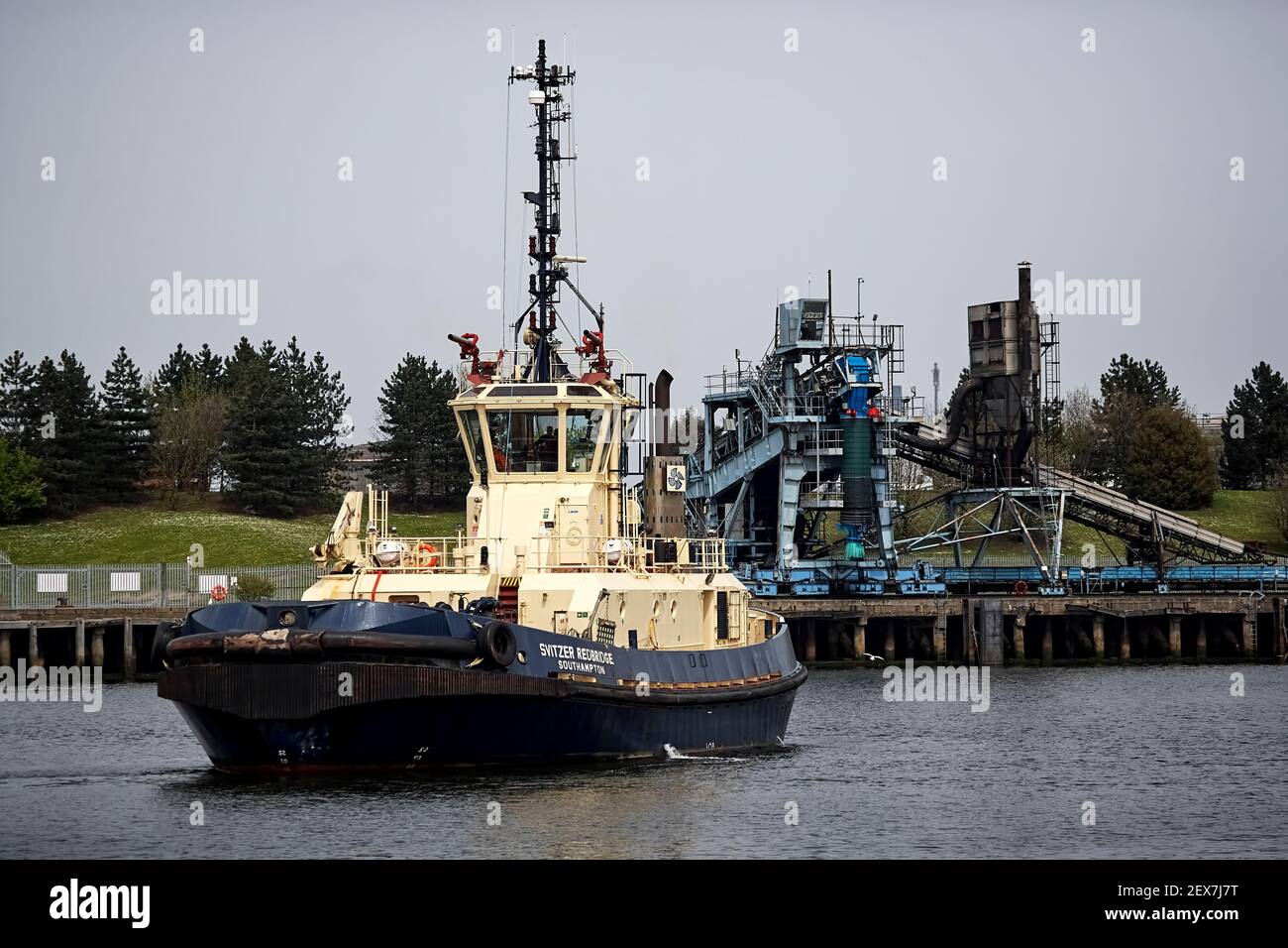 Single Schlepper und Flussufer Industrie auf dem Fluss Tees, Teesport, freeport. Stockfoto