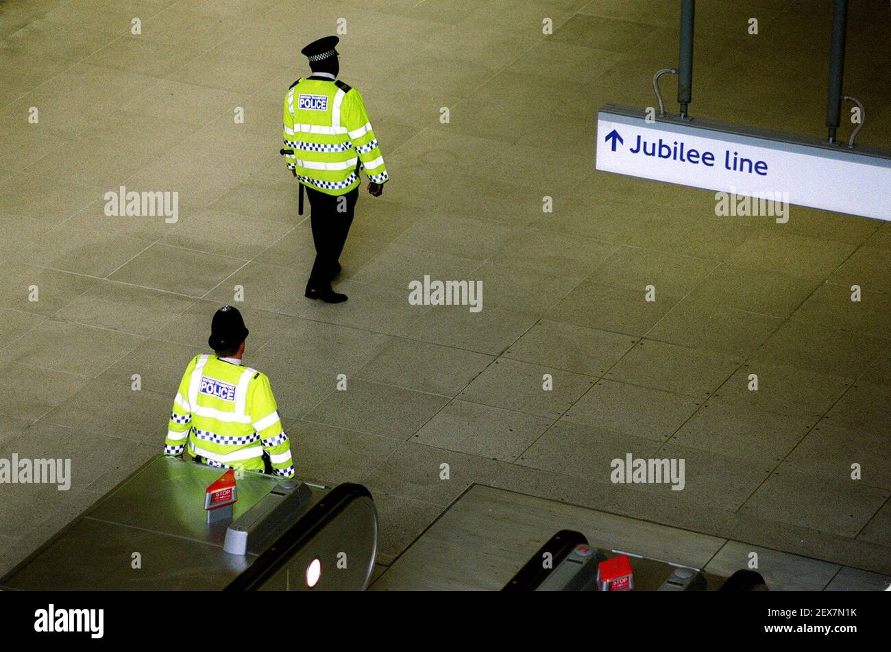 Die Polizei hat in dieser Woche an Stärke um bestimmte Risikopunkte erhöht, Canary Wharf ist einer von them,12 Oktober 2001 FOTO ANDY PARADISE Stockfoto