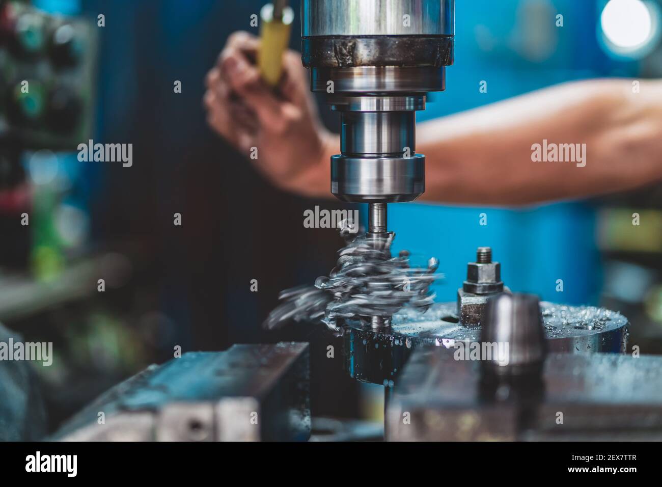 Professionelle Maschinist Hand arbeiten mit Fräsmaschine in Metallbearbeitungsfabrik, Drehmaschine Metallbearbeitungsindustriekonzept Stockfoto