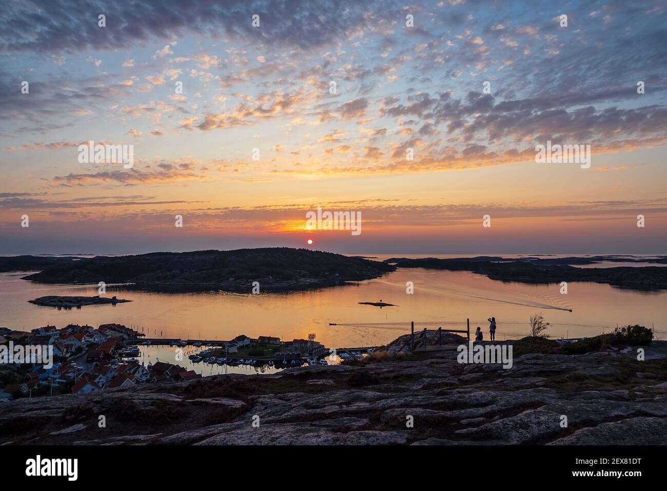 Sonnenuntergang in der Stadt Fjaellbacka in Schweden. Stockfoto