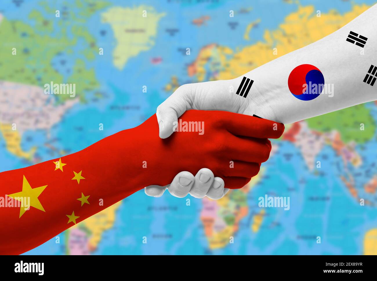 China und Südkorea - Flaggenhänden symbolisieren Zusammenarbeit und Freundschaft Stockfoto