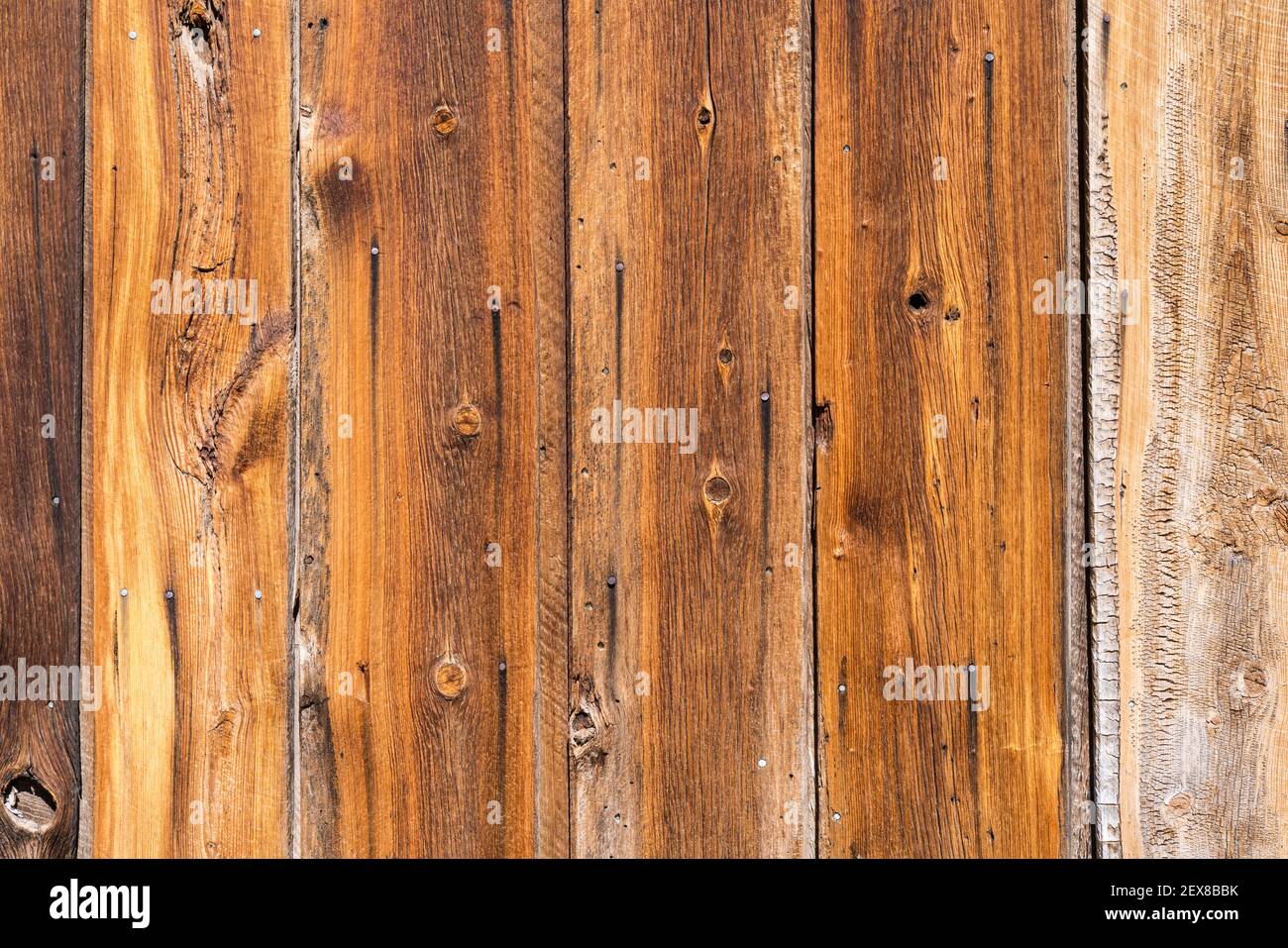 An der Außenwand der alten verwittertes Holz Hintergrund Stockfoto