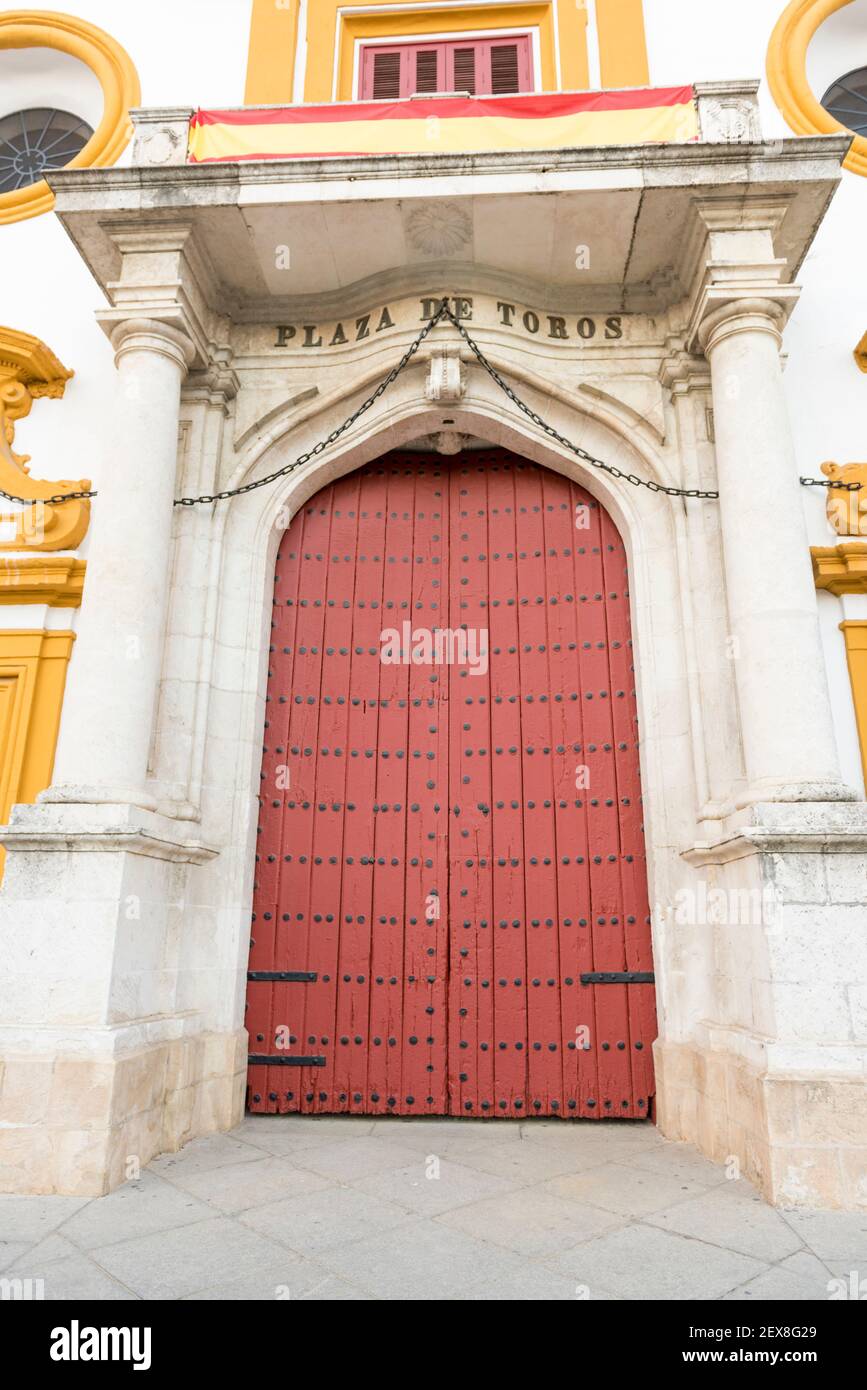 Alte hölzerne Eingangstüren an der Stierkampfarena, die für Stierkämpfe verwendet wurden Sevilla Spanien Stockfoto