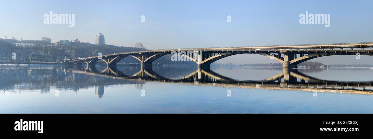 Panorama der Metro Brücke über den Fluss Dnipro. Kiew, Ukraine Stockfoto