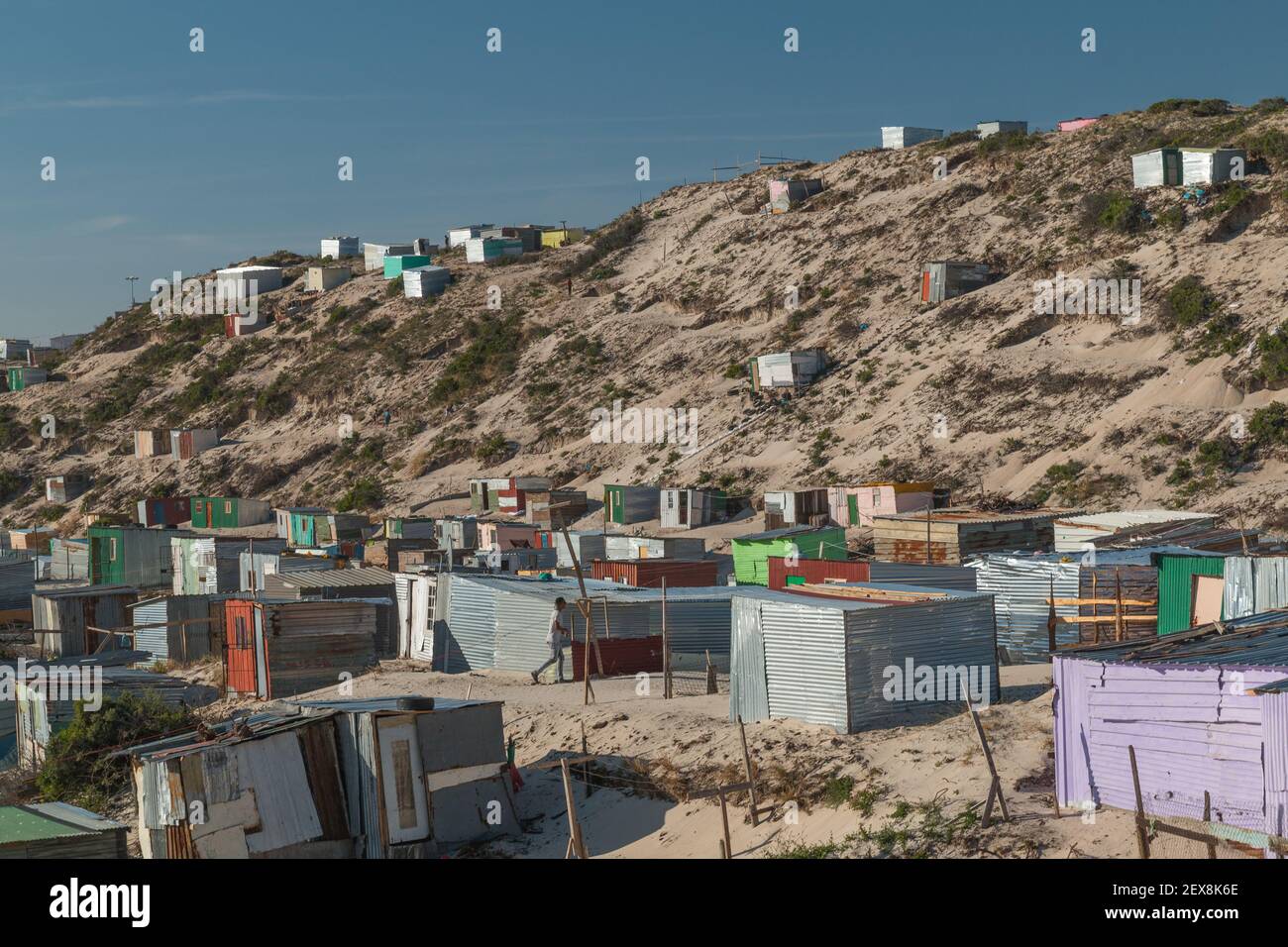 Township Häuser in der Nähe des Meeres in den Sanddünen in Kapstadt, Südafrika Stockfoto