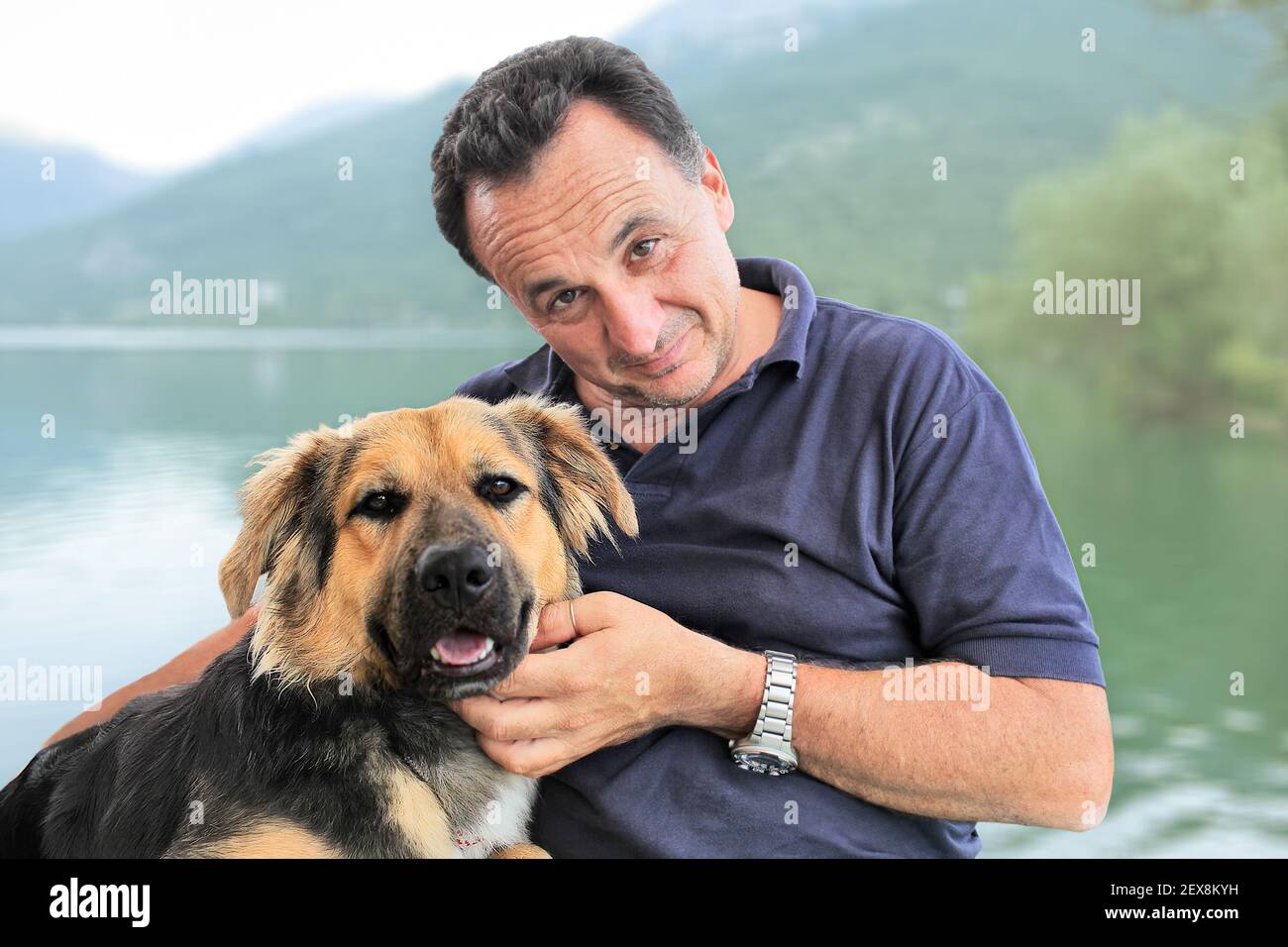 Porträt eines Mannes mit seinem adoptierten Hund Stockfoto
