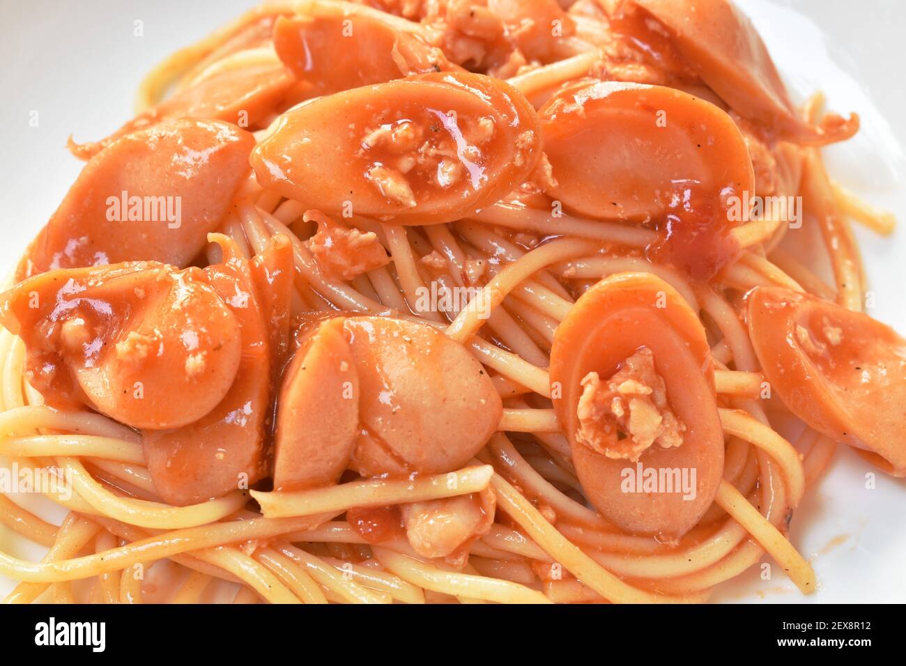 Gebratene Spaghetti Belag Wurst mit Schweinekotelett und Ketchup Auf Platte Stockfoto