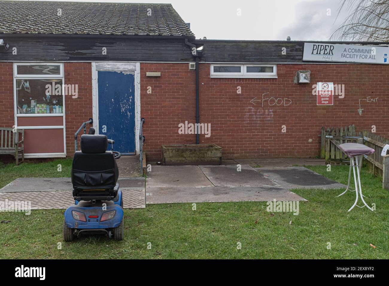 Eine Gemeinschaftshalle auf dem Cambridge Road Estate in Kingston-upon-Thames wird als Lebensmittelbank genutzt, um 300 Menschen zu ernähren. Stockfoto