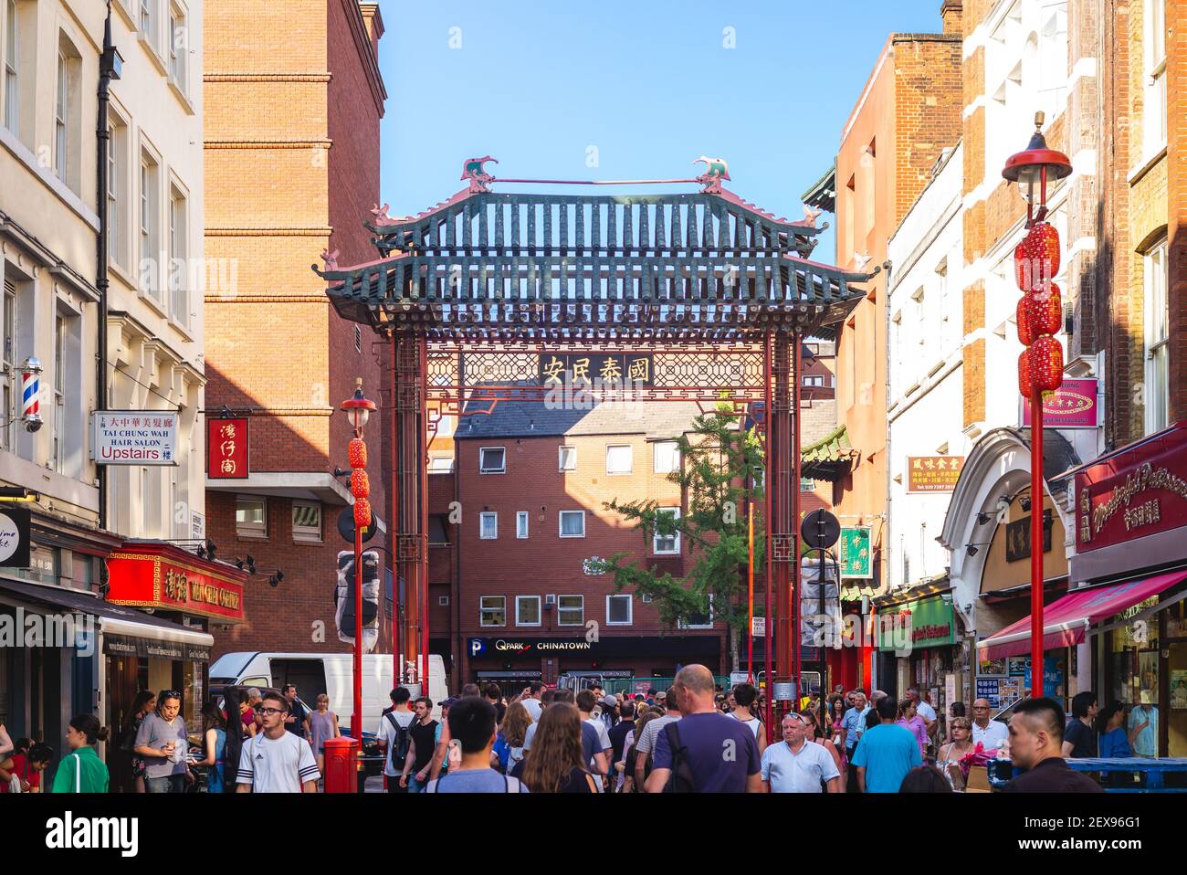 1. Juli 2018: Chinatown, eine ethnische Enklave in der City of Westminster, London, Großbritannien. Es enthält eine Reihe von chinesischen Restaurants, Bäckereien, Supermarkt Stockfoto