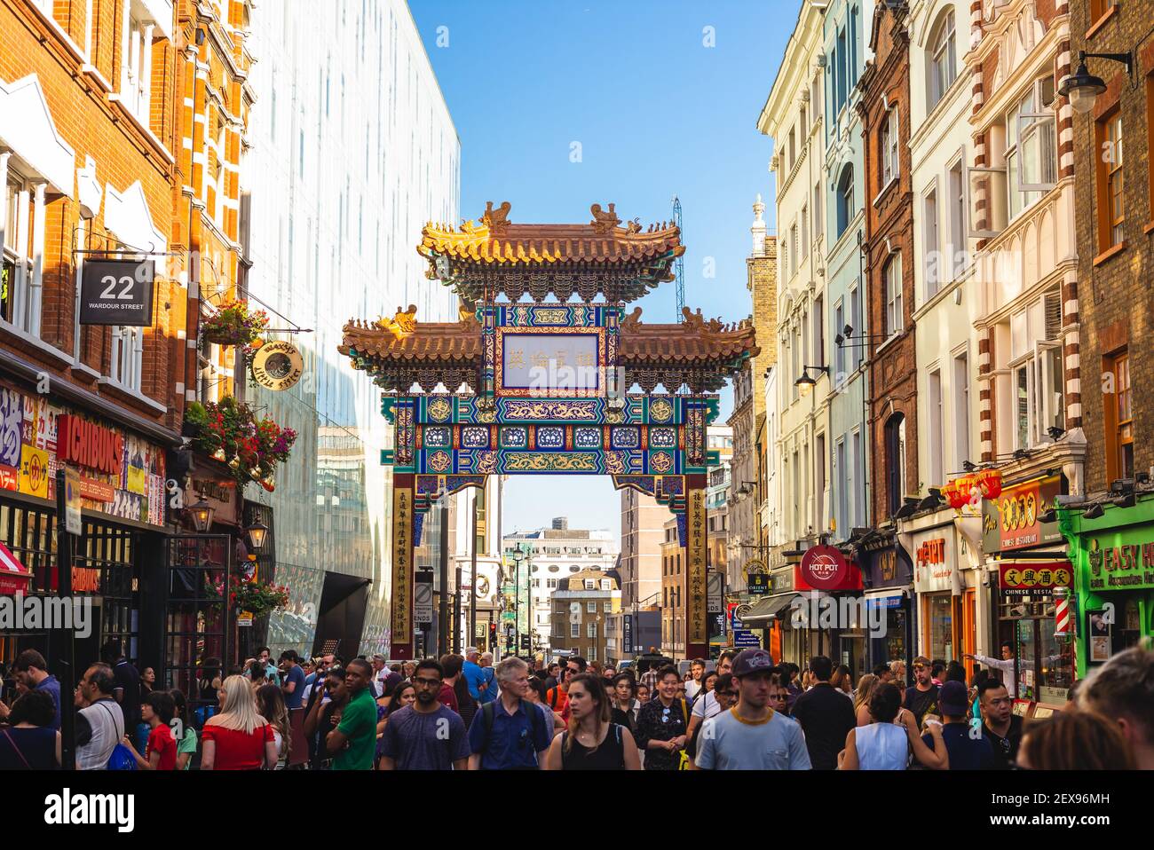 1. Juli 2018: Chinatown, eine ethnische Enklave in der City of Westminster, London, Großbritannien. Es enthält eine Reihe von chinesischen Restaurants, Bäckereien, Supermarkt Stockfoto