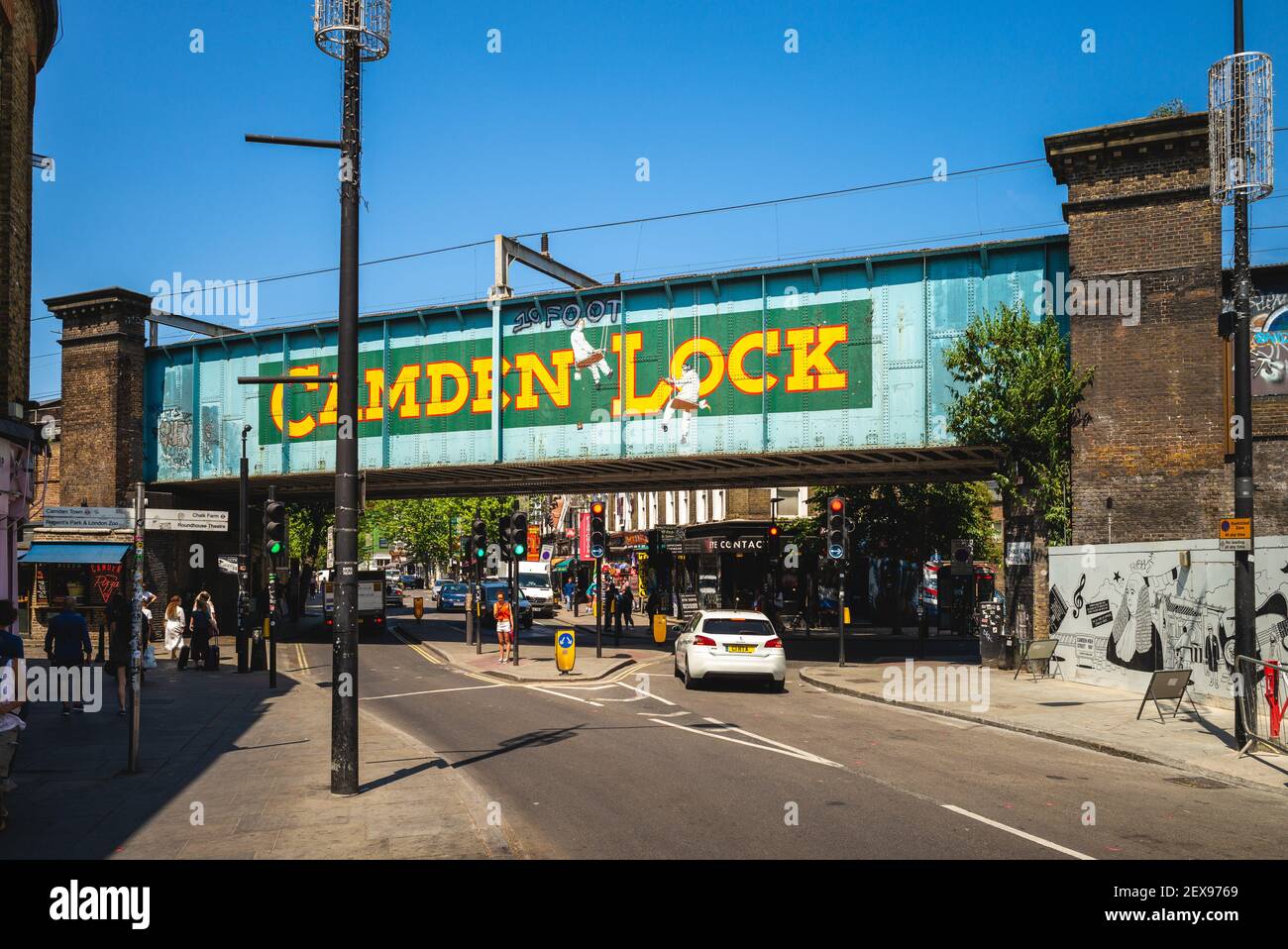 3. Juli 2018: Die Bahnbrücke der North London Line über die Chalk Farm Road vom Camden Lock Place in london, england, großbritannien. Camden Lock war früher Stockfoto