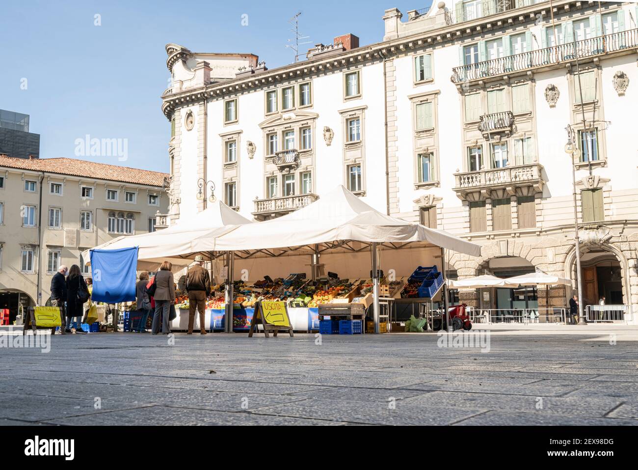 Udine, Italien. 3. März 2021. Der Obst- und Gemüsemarkt im Freien auf einem Platz im Stadtzentrum Stockfoto