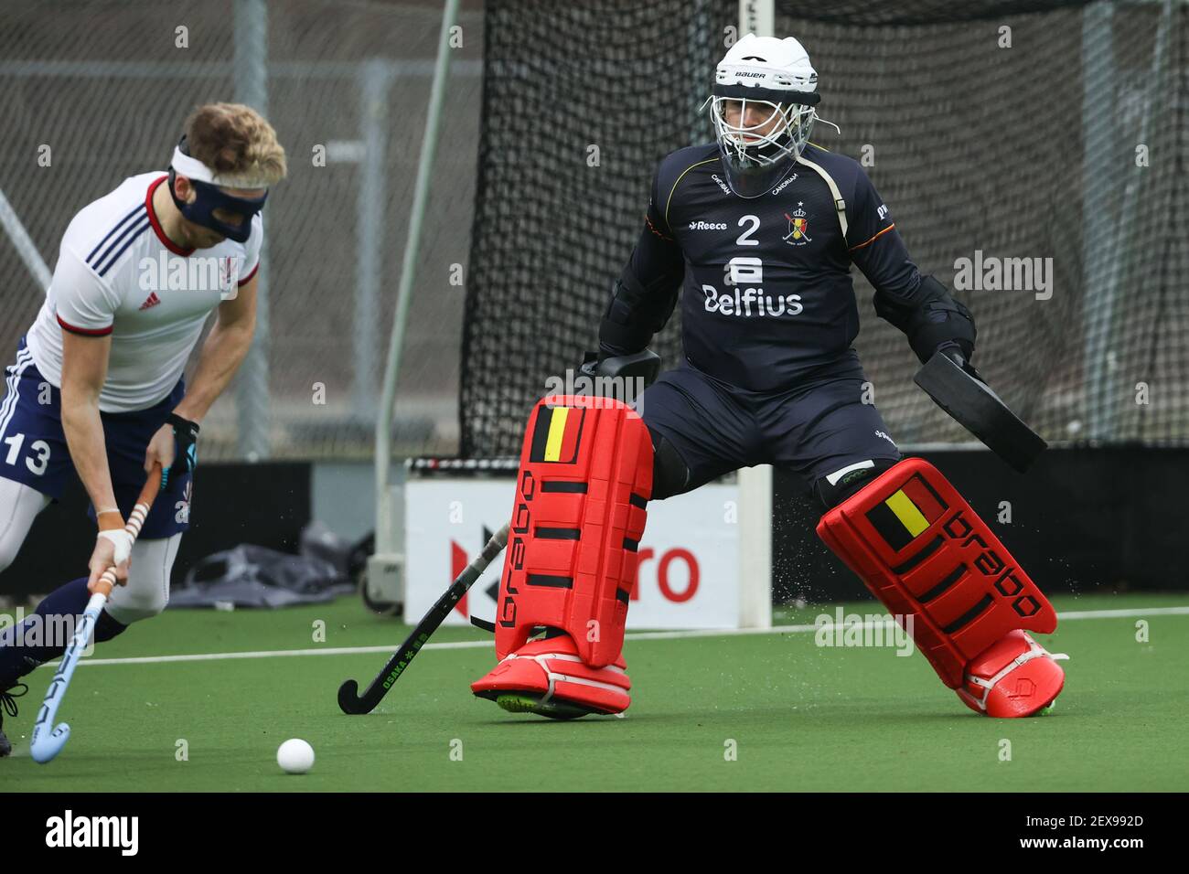 Belgiens Torwart Loic van Doren und Großbritanniens Sam ward im Bild In Aktion während eines freundlichen Eishockeyspiels zwischen dem Belgier Rote Löwen und die Grea Stockfoto