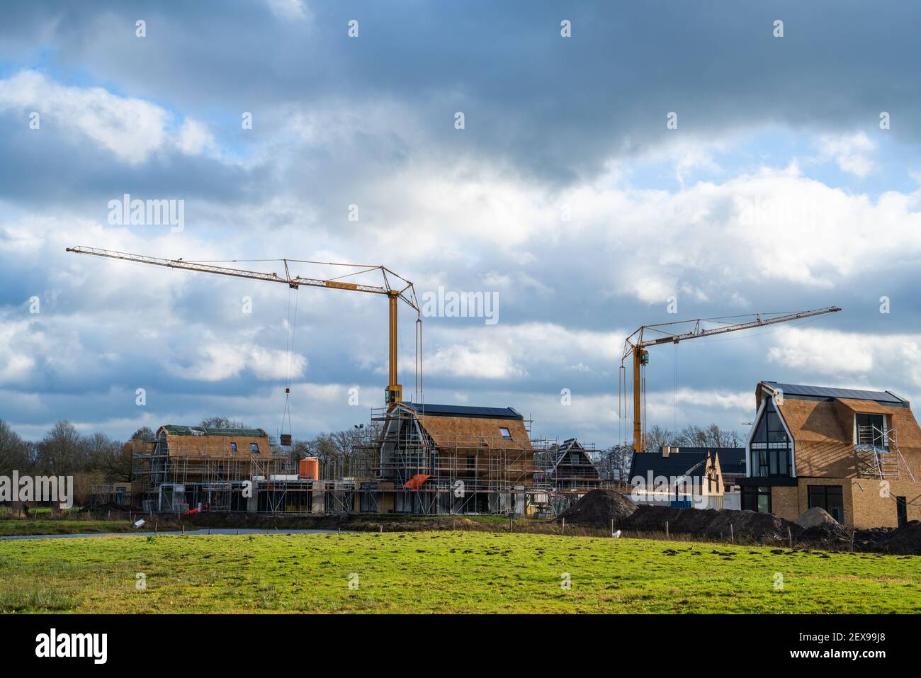 Projekt für den Bau von Häusern mit Schilfdächern Stockfoto