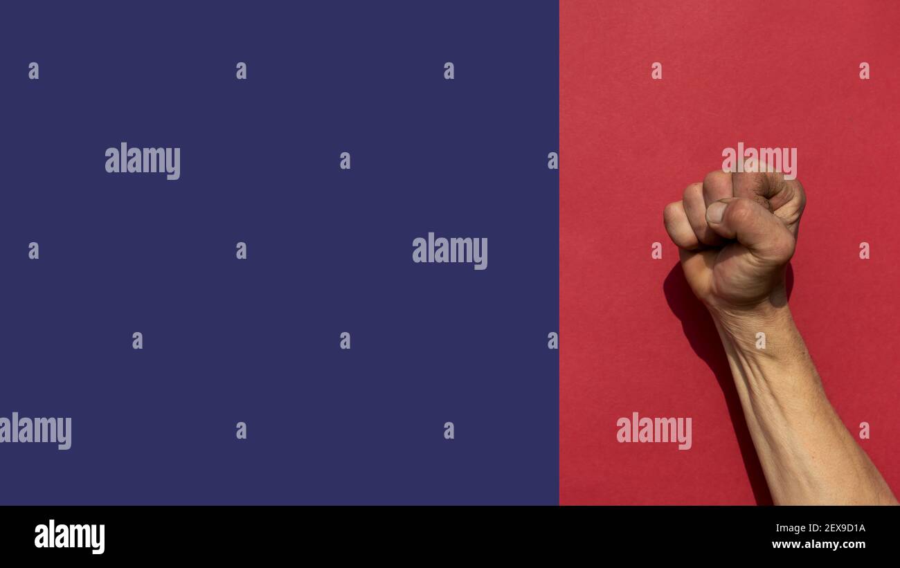 Swarthy raue mans Hand mit lenched Faust auf rotem Hintergrund. Cesar Chavez Day Konzept. Banner. Stockfoto