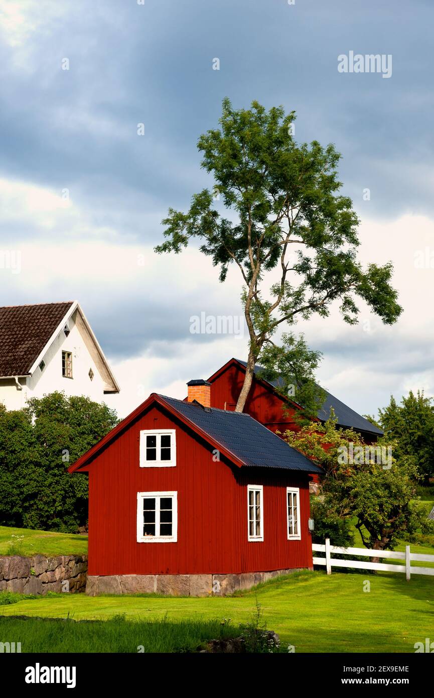 Bauernhof in der schwedischen Landschaft Stockfoto