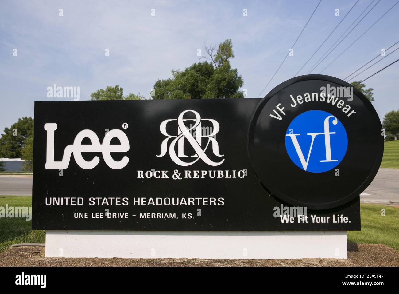 Ein Logo vor dem Hauptsitz von Lee Jeans, einem Geschäftsbereich der VF  Corporation, in Merriam, Kansas, am 23. August 2015. Foto von Kristoffer  Tripplaar *** Bitte benutzen Sie Credit from Credit Field ***  Stockfotografie - Alamy