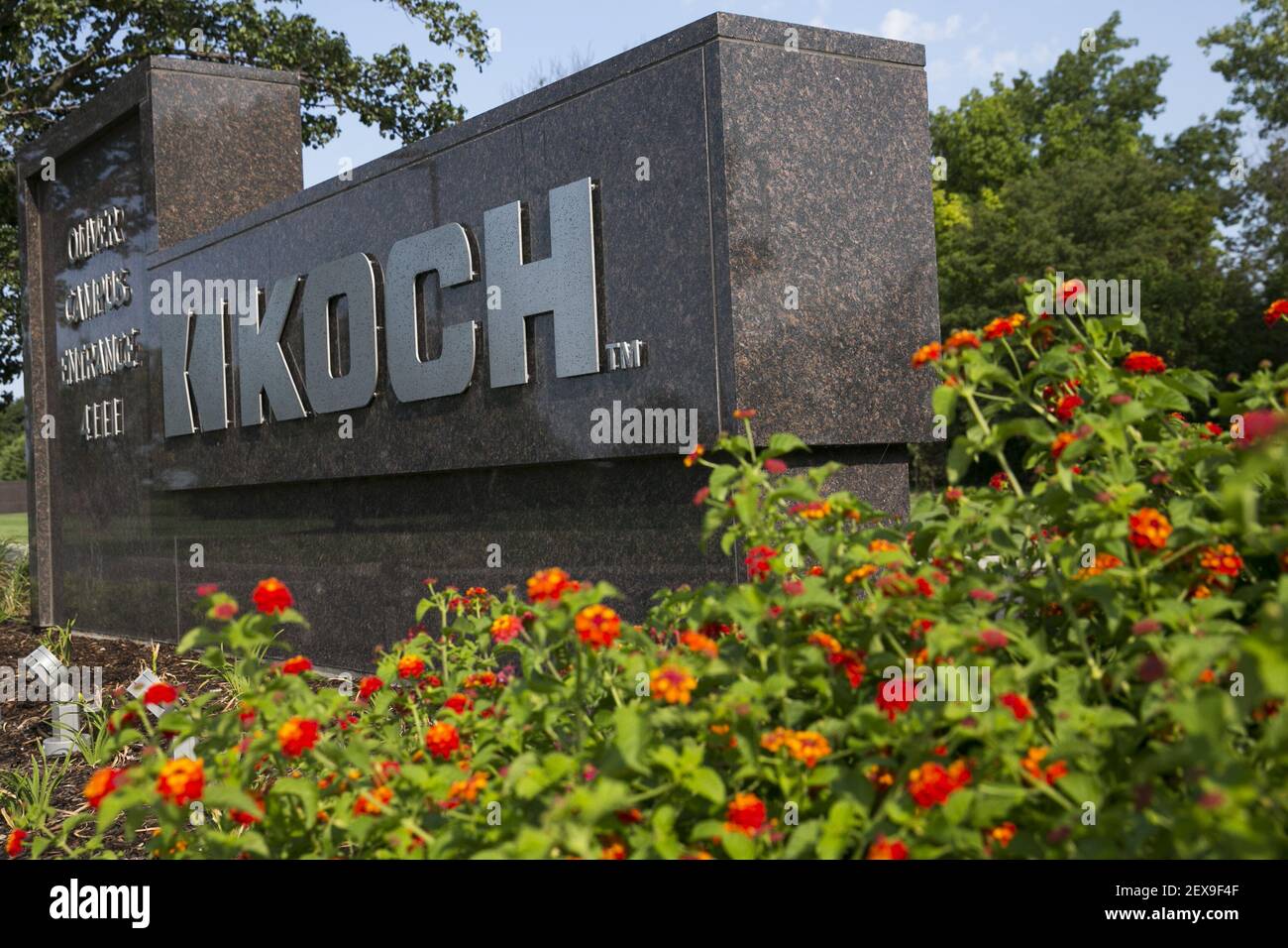 Ein Logo vor dem Hauptsitz von Koch Industries, Inc., in Wichita, Kansas, am 22. August, 2015. Foto von Kristoffer Tripplaar *** Bitte benutzen Sie die Gutschrift aus dem Kreditfeld *** Stockfoto
