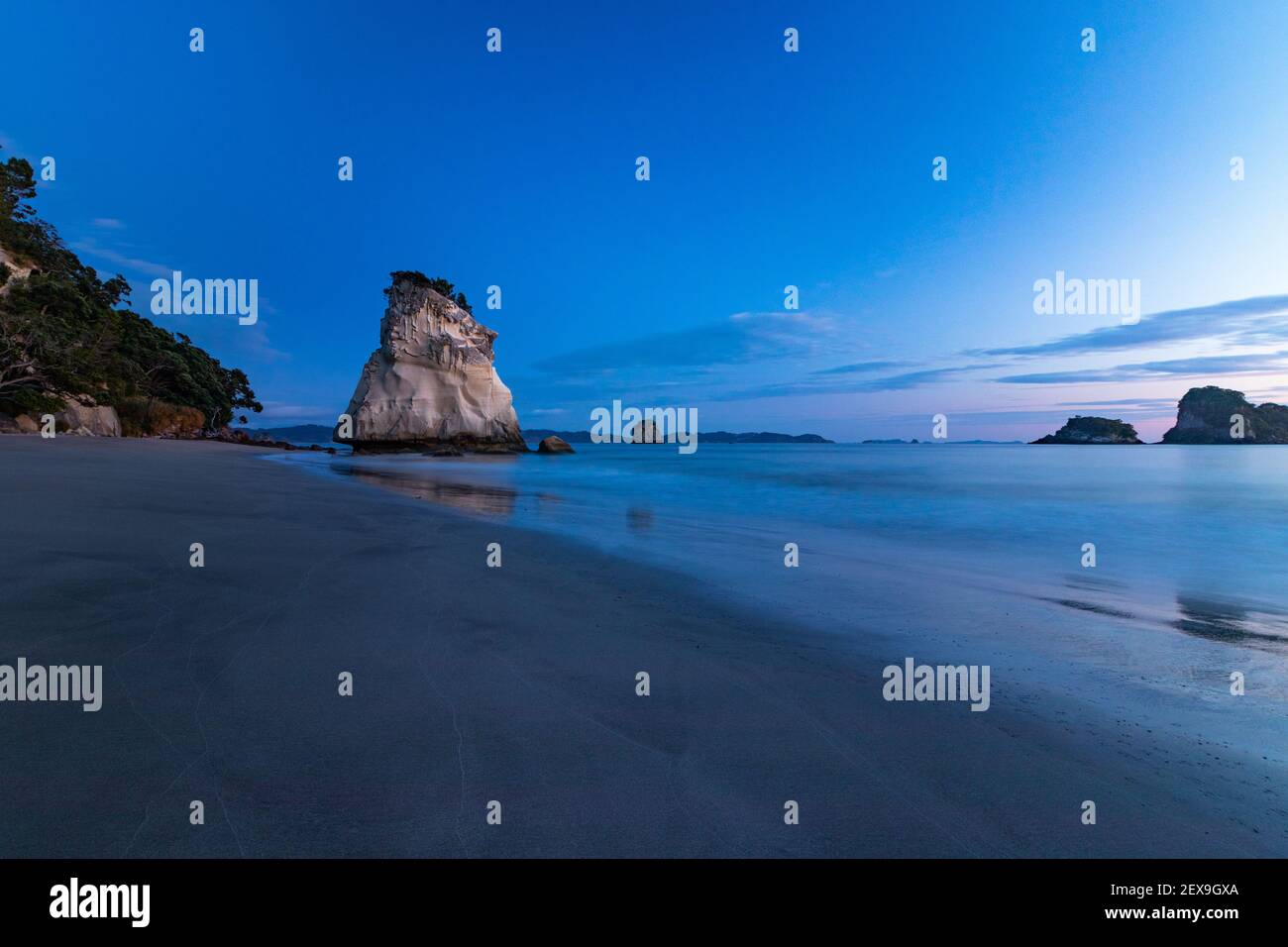 Die majestätische Cathedral Cove in Neuseeland bei Sonnenaufgang Stockfoto