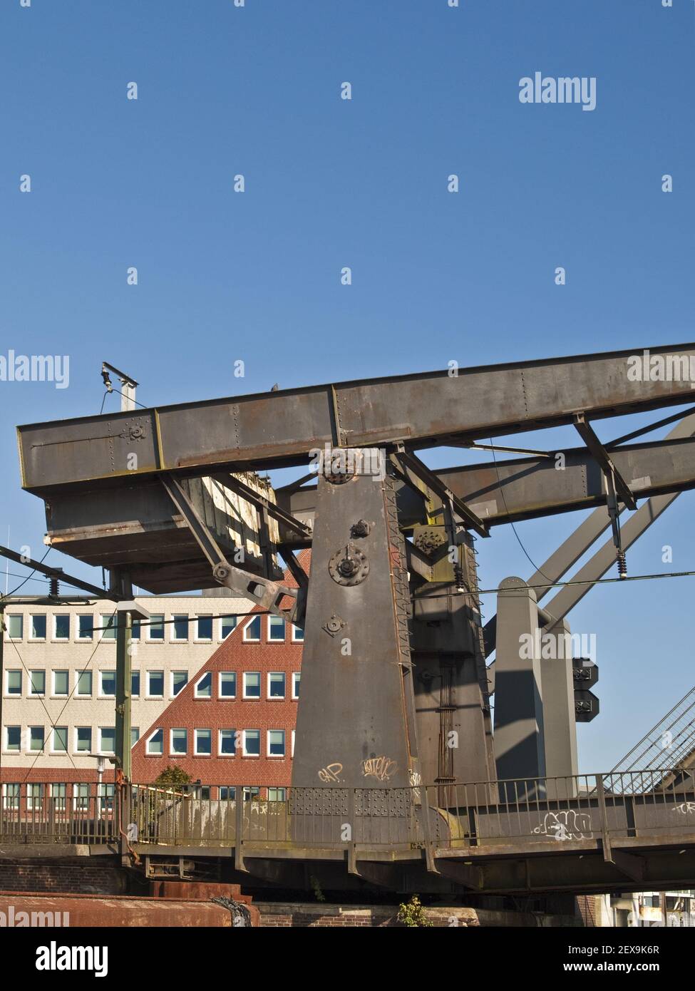 Eisenbahn-Klappbrücke in Emden, Deutschland Stockfoto
