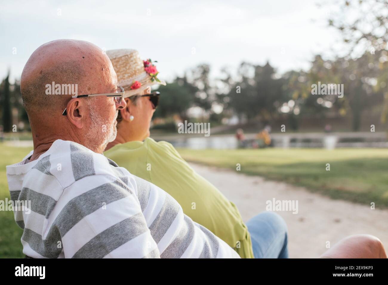 Rentner paar Nahaufnahme sitzen auf einem Park Stockfoto