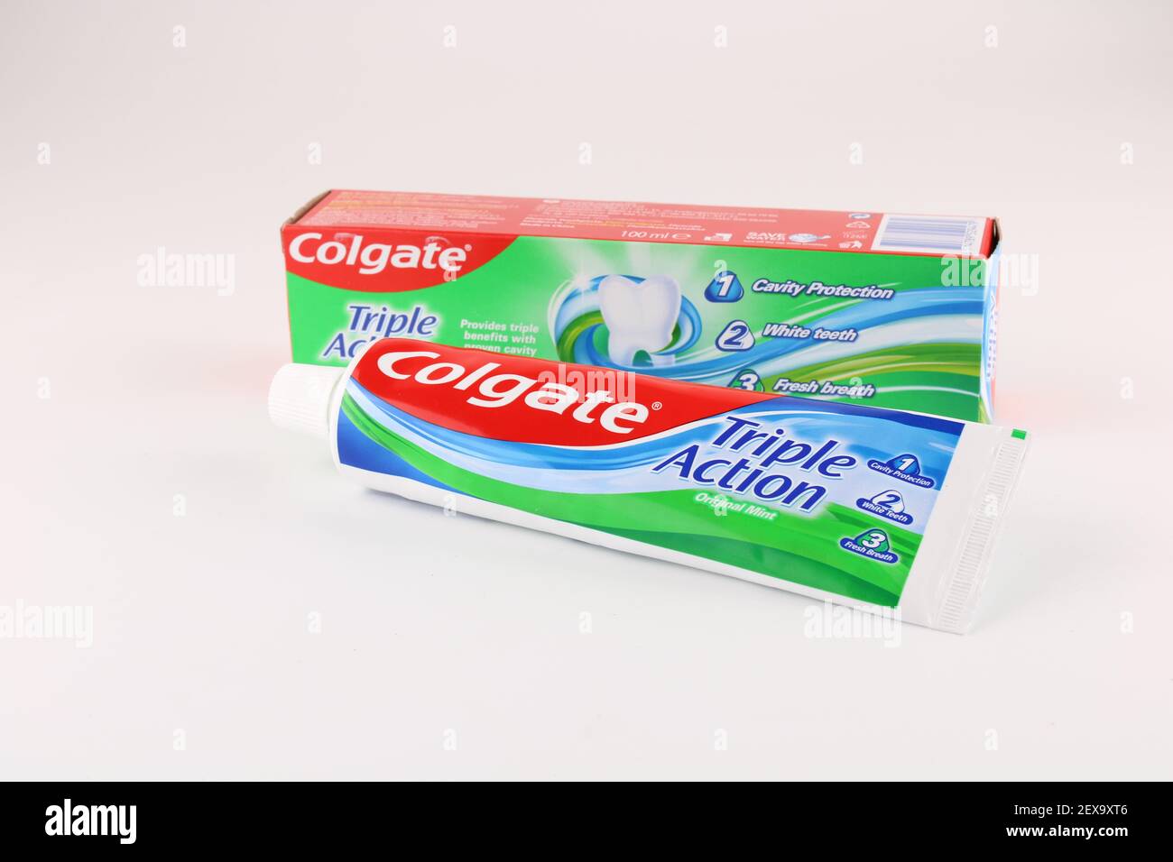Colgate Kavitätsschutz, weiße Zähne und Frischluft-Zahnpasta von Colgate mit Kopierraum Stockfoto