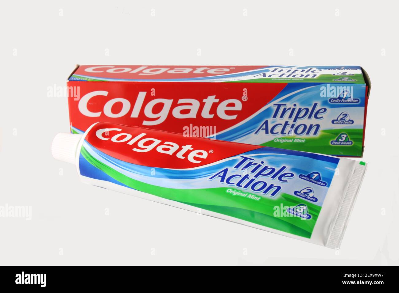 Colgate Triple Action original Minze Zahnpasta, isoliert mit Kopierraum Stockfoto