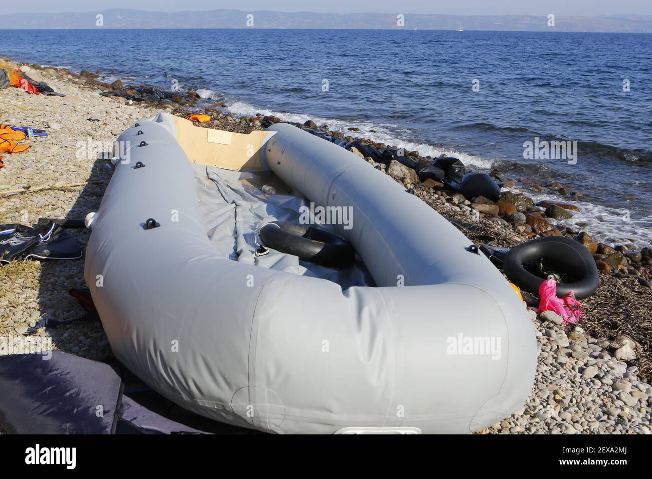 Am Strand liegt ein ausrangierbares Schlauchboot aus Schlauchboot, das von  den Flüchtlingen zur Überquerung von der Türkei nach Lesbos genutzt wurde.  Hunderte von Flüchtlingen, hauptsächlich aus Syrien, dem Irak und  Afghanistan, kommen