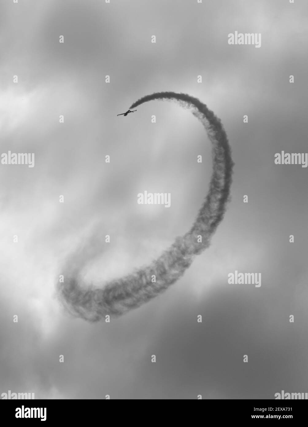 Flugzeug macht einen Looping Stunt mit einem bewölkten Himmel Stockfoto