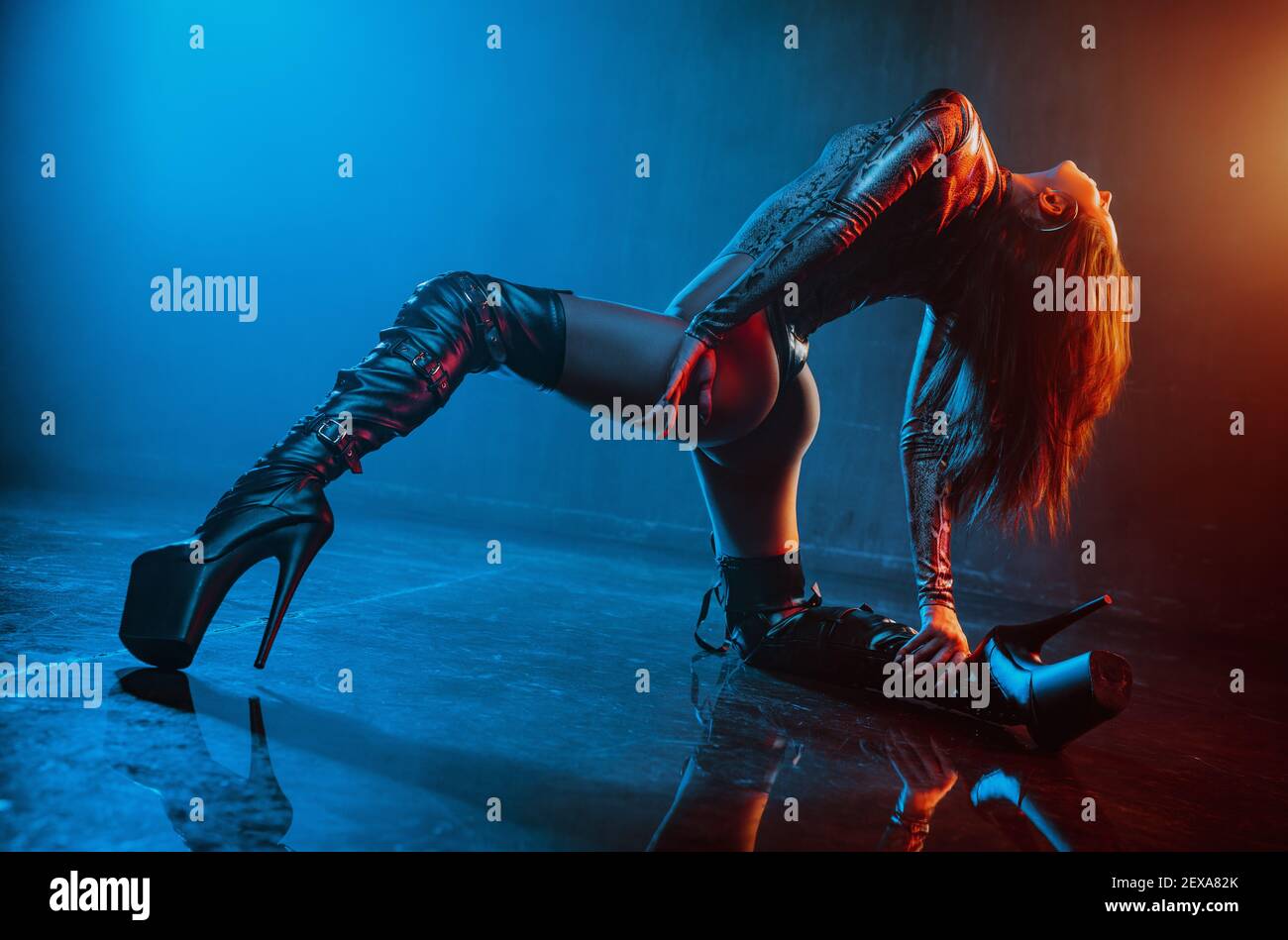 Junge sexy Frau Tänzerin posiert. Rote und blaue Lichter. Stockfoto