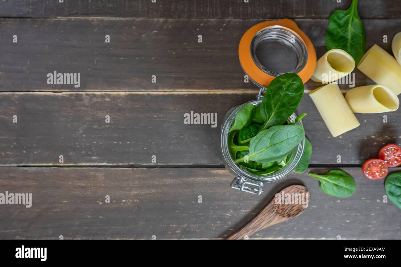 Italienische spinatblätter -Fotos und -Bildmaterial in hoher Auflösung ...